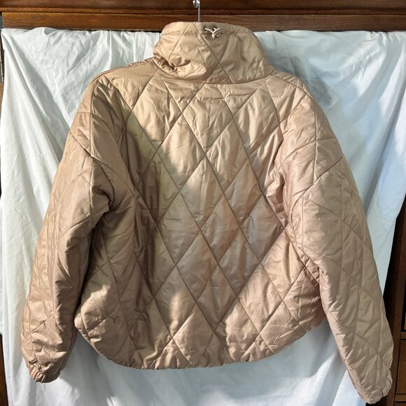 NWT, Beautiful Women's Lightweight Packable Jacket. Size Medium - Picture 7 of 7